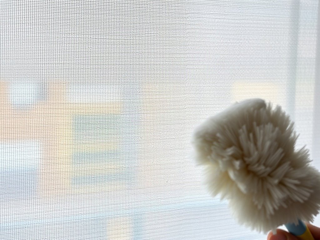 Bụi trên rèm cửa chống nắng trước khi làm sạch