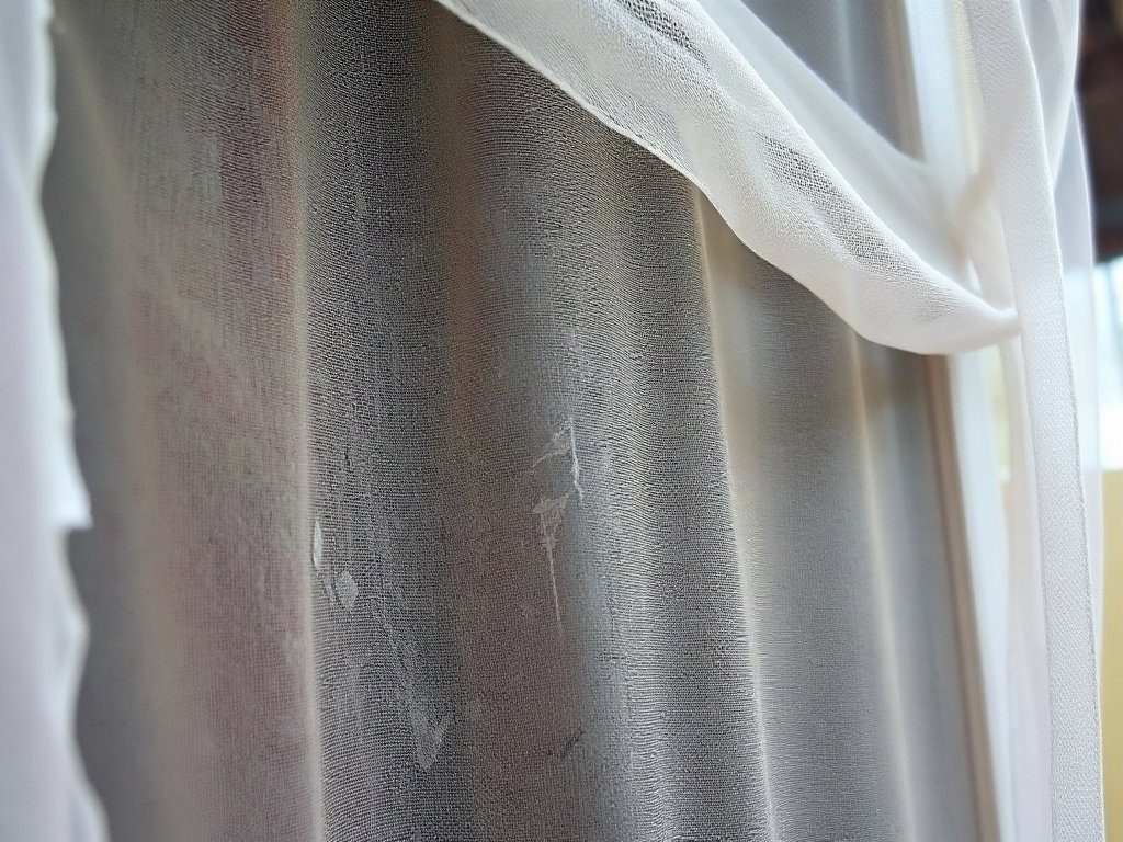 Cận cảnh cửa lưới chống muỗi bám bụi tại gia đình Việt.