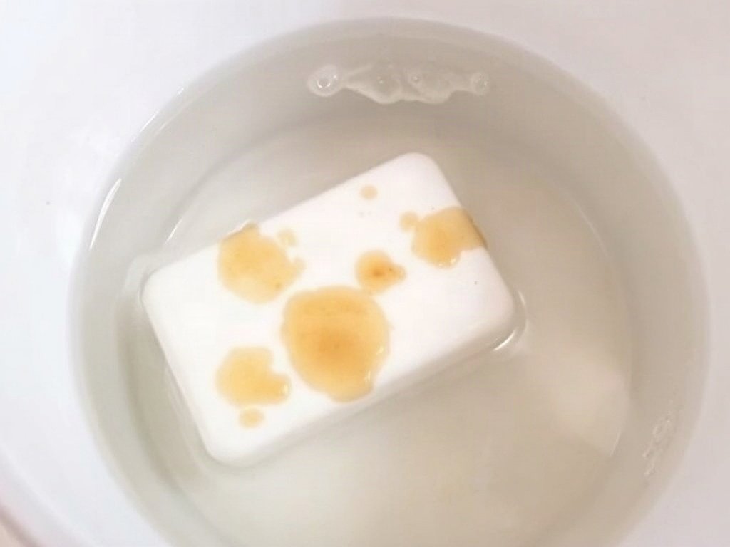 Vật dụng nhựa nhúng trong nước xà phòng nóng
