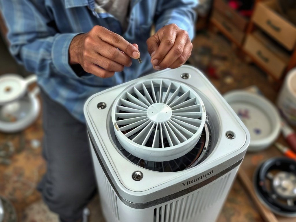 Lắp ráp lại các bộ phận máy lọc khí với sự chính xác và cẩn thận.